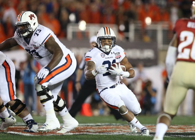 Auburn Tigers running back Tre Mason carries the ball past the blocking of Greg Robinson against the Florida State Seminoles during the 2014 BCS National Championship game at the Rose Bowl.(Matthew Emmons - USA TODAY Sports)