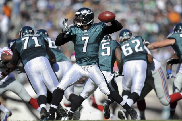 Philadelphia Eagles quarterback Michael Vick throws a pass against the New York Giants at Lincoln Financial Field. (Joe Camporeale - USA TODAY Sports)
