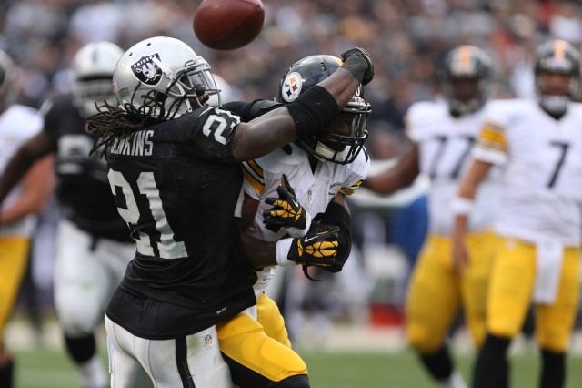 Oakland Raiders cornerback Mike Jenkins defends a pass against Pittsburgh Steelers running back Le'Veon Bell at O.co Coliseum. (Kelley L Cox - USA TODAY Sports)