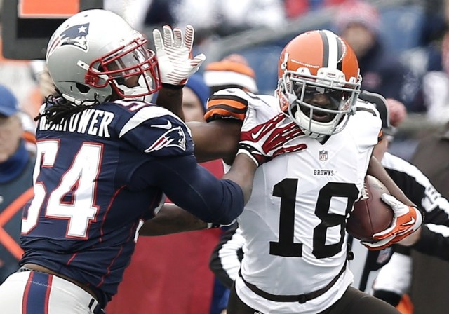 Former Cleveland Browns wide receiver Greg Little stiff arms New England Patriots outside linebacker Dont'a Hightower at Gillette Stadium. (Winslow Townson - USA TODAY Sports)
