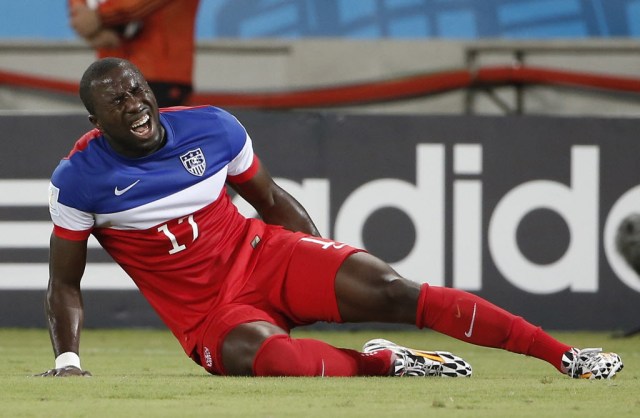 United States forward Jozy Altidore (17) grabs his leg in pain while falling to the ground during the first half. (Winslow Townson, USA TODAY Sports)