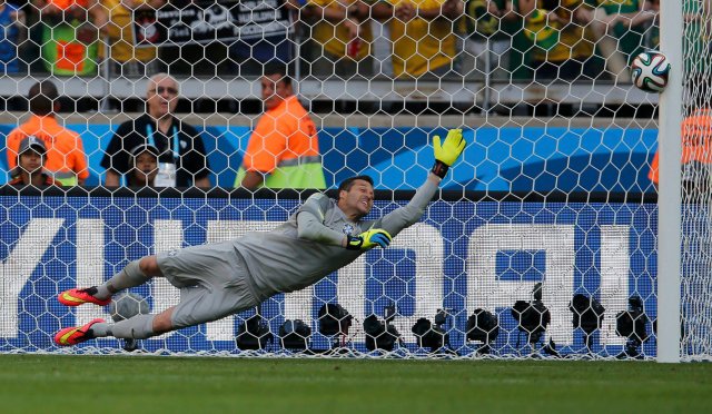 Brazil's Julio Cesar dives as the ball shot by Chile's Gonzalo Jara (unseen) rebounds off the post to decide their penalty shootout. (REUTERS/Sergio Perez)