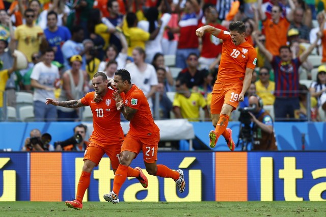 Wesley Sneijder (L) of the Netherlands celebrates with his teammates Memphis Depay and Klaas-Jan Huntelaar (R) after scoring a goal against Mexico. (REUTERS/Marcelo Del Pozo)