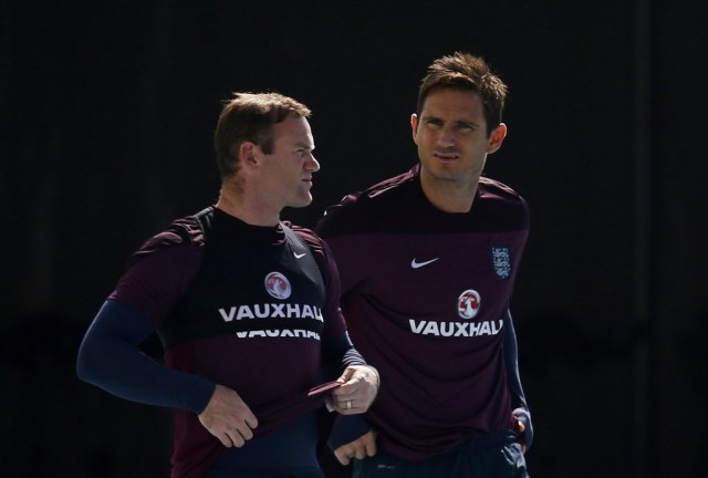England's Wayne Rooney, left, and Frank Lampard face just a bit of pressure. (Ricardo Moraes, REUTERS)