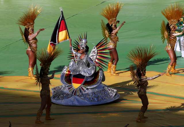 Performers dance during the 2014 World Cup closing ceremony. (REUTERS/David Gray)
