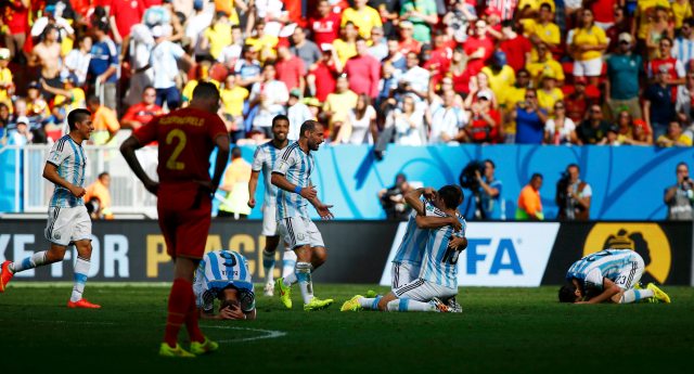 Argentina's players celebrate their win against Belgium. (REUTERS/Damir Sagolj)