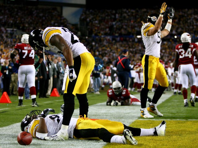 James Harrison #92 of the Pittsburgh Steelers reacts after scoring a touchdown on an 100 yards interception return in the second quarter against the Arizona Cardinals during Super Bowl XLIII. (Al Bello/Getty Images) 