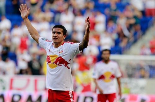 Tim cahill throws arms in the air (Getty Images)