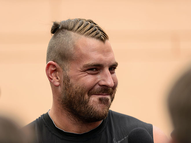 Philadelphia Eagles tackle Todd Herremans discusses his new look with reporters Thursday. (Photo: Howard Smith-USA TODAY Sports)