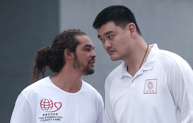 Here S Yao Ming Making People Look Insanely Short For The Win