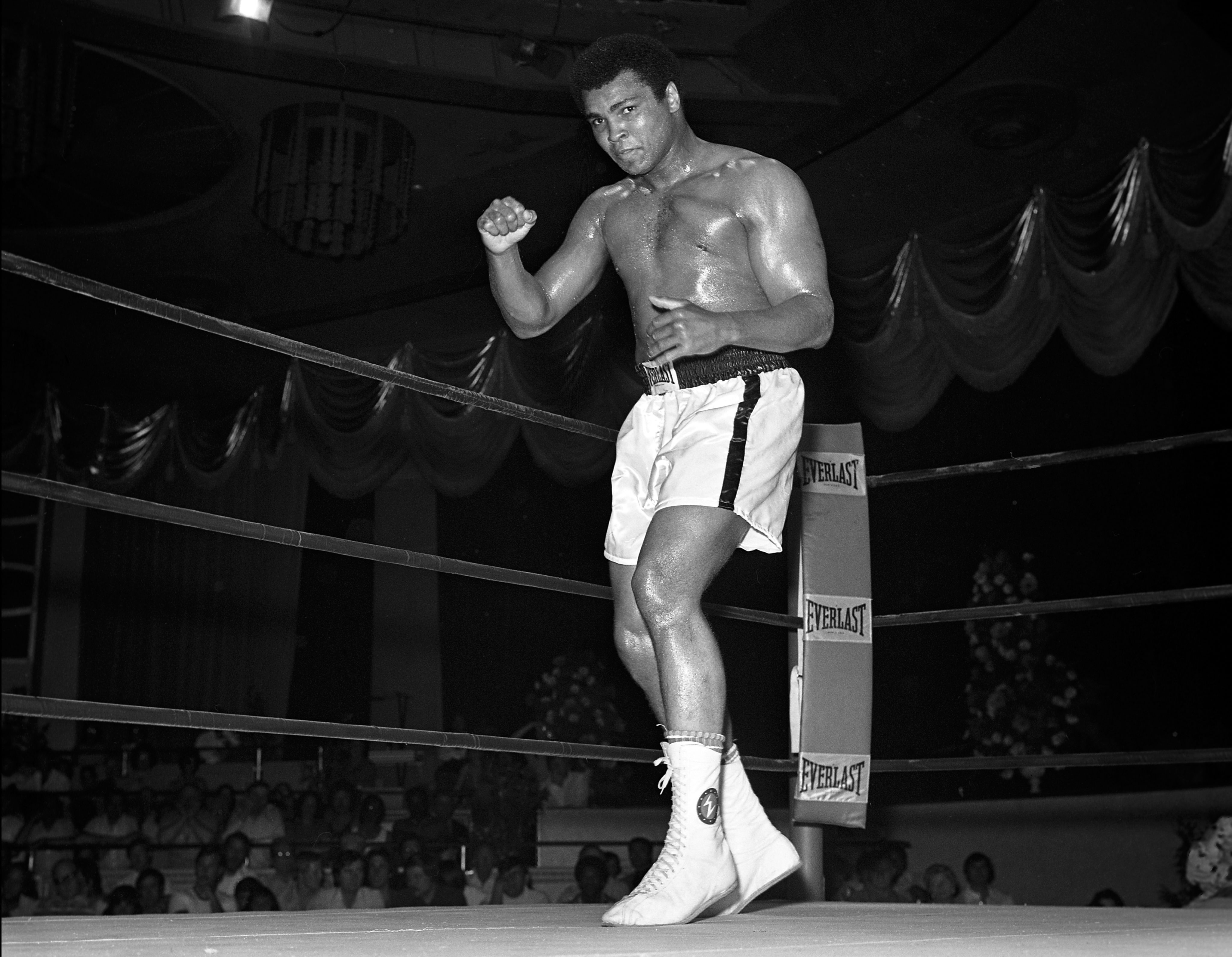 Iconic Pictures Of Muhammad Ali For The Win