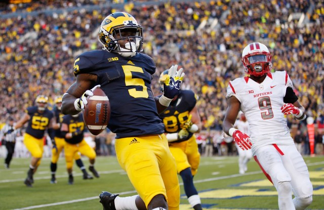 ANN ARBOR, MI - NOVEMBER 07: Jabrill Peppers #5 of the Michigan Wolverines runs in for a second quarter touchdown in front of Saquan Hampton #9 of the Rutgers Scarlet Knights on November 7, 2015 at Michigan Stadium in Ann Arbor, Michigan. (Photo by Gregory Shamus/Getty Images)