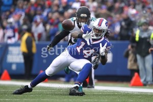 ORCHARD PARK, NY - NOVEMBER 26: Sammy Watkins #14 of the Buffalo Bills catches a pass during NFL game action against the Jacksonville Jaguars at New Era Field on November 26, 2016 in Orchard Park, New York. (Photo by Tom Szczerbowski/Getty Images) *** Local Caption *** Sammy Watkins