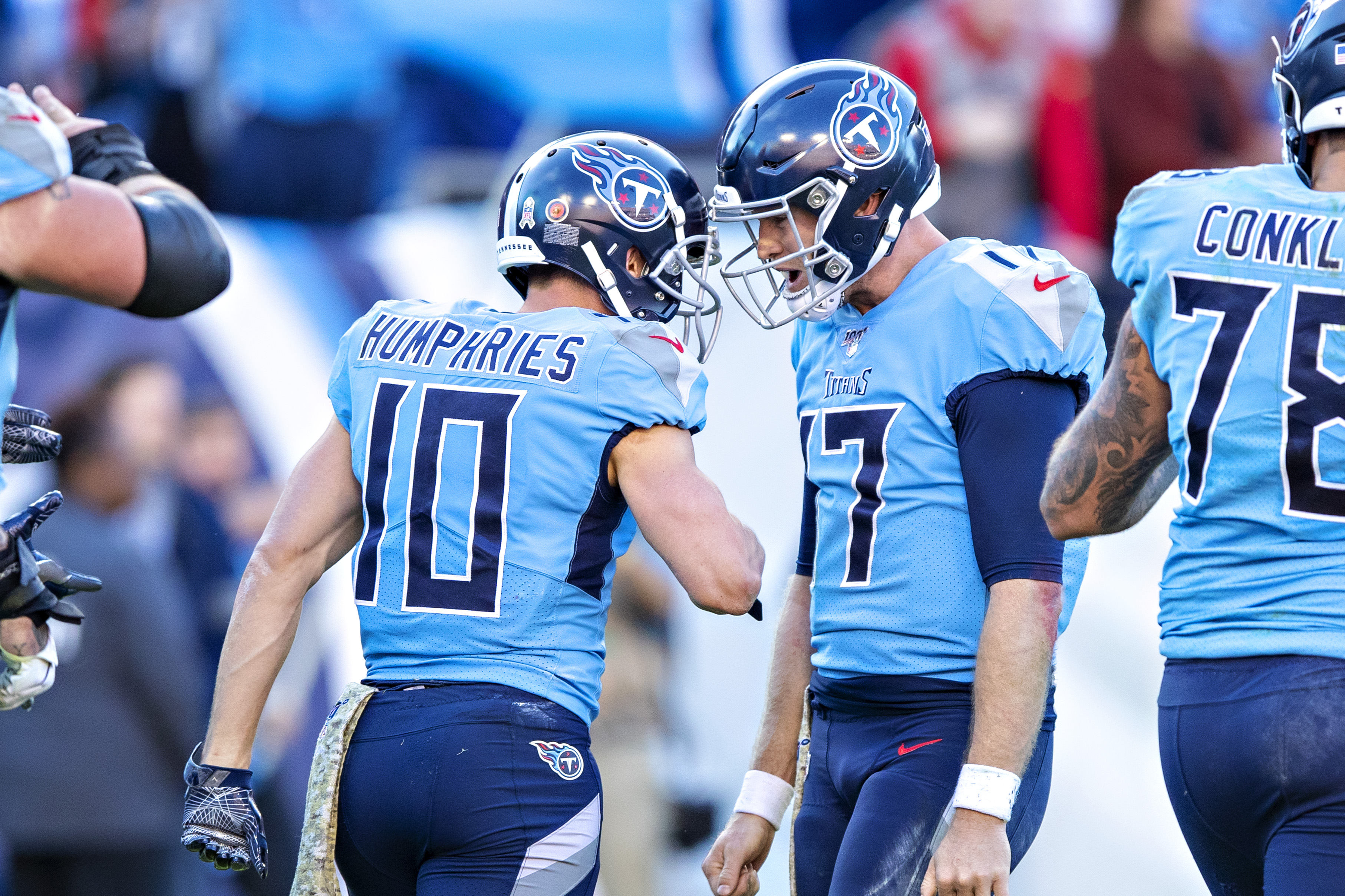 Marcus Mariota shows chemistry with Adam Humphries in Tennessee