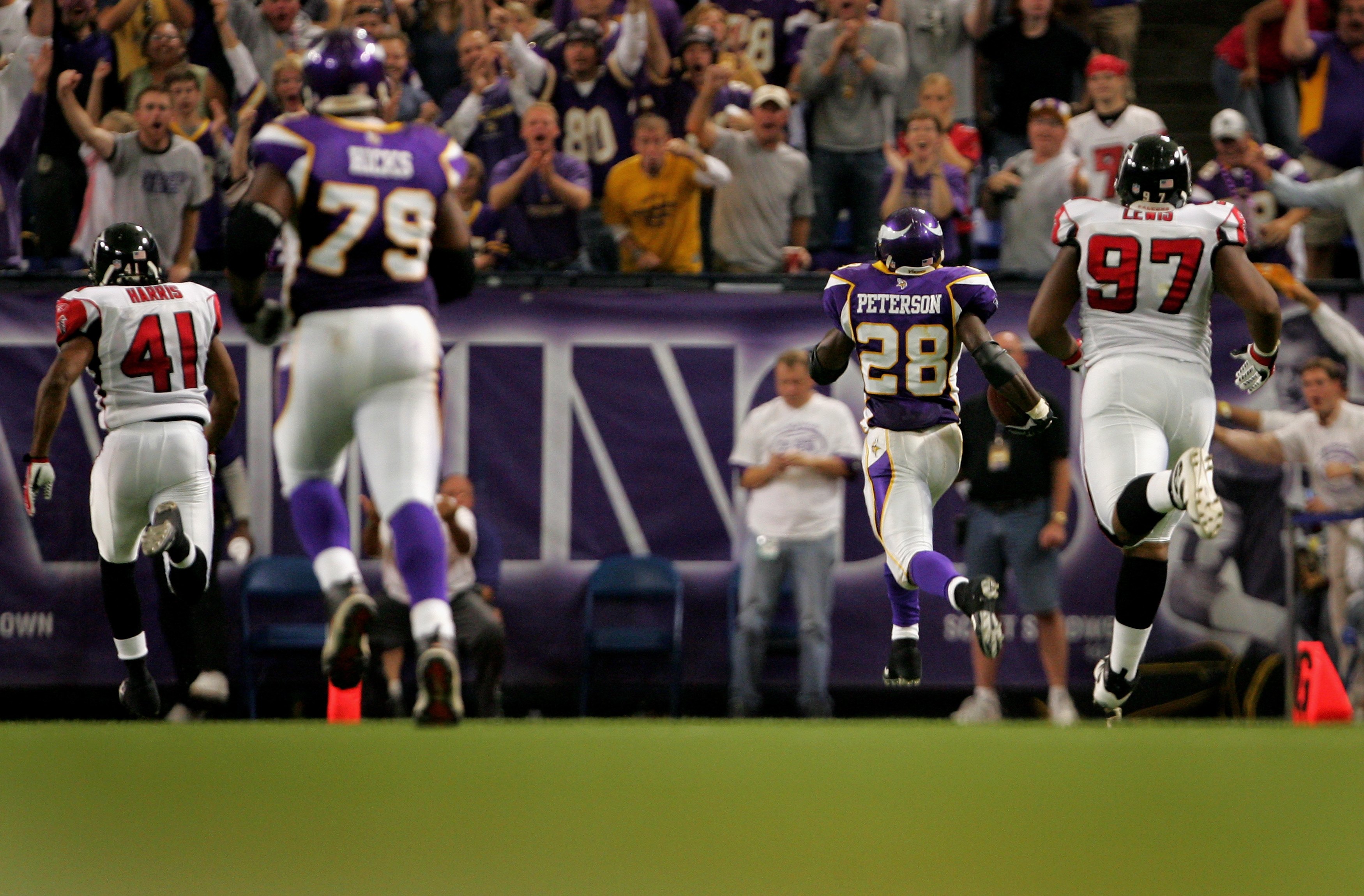 Offensive lineman Randall McDaniel of the Minnesota Vikings looks on  Foto di attualità - Getty Images