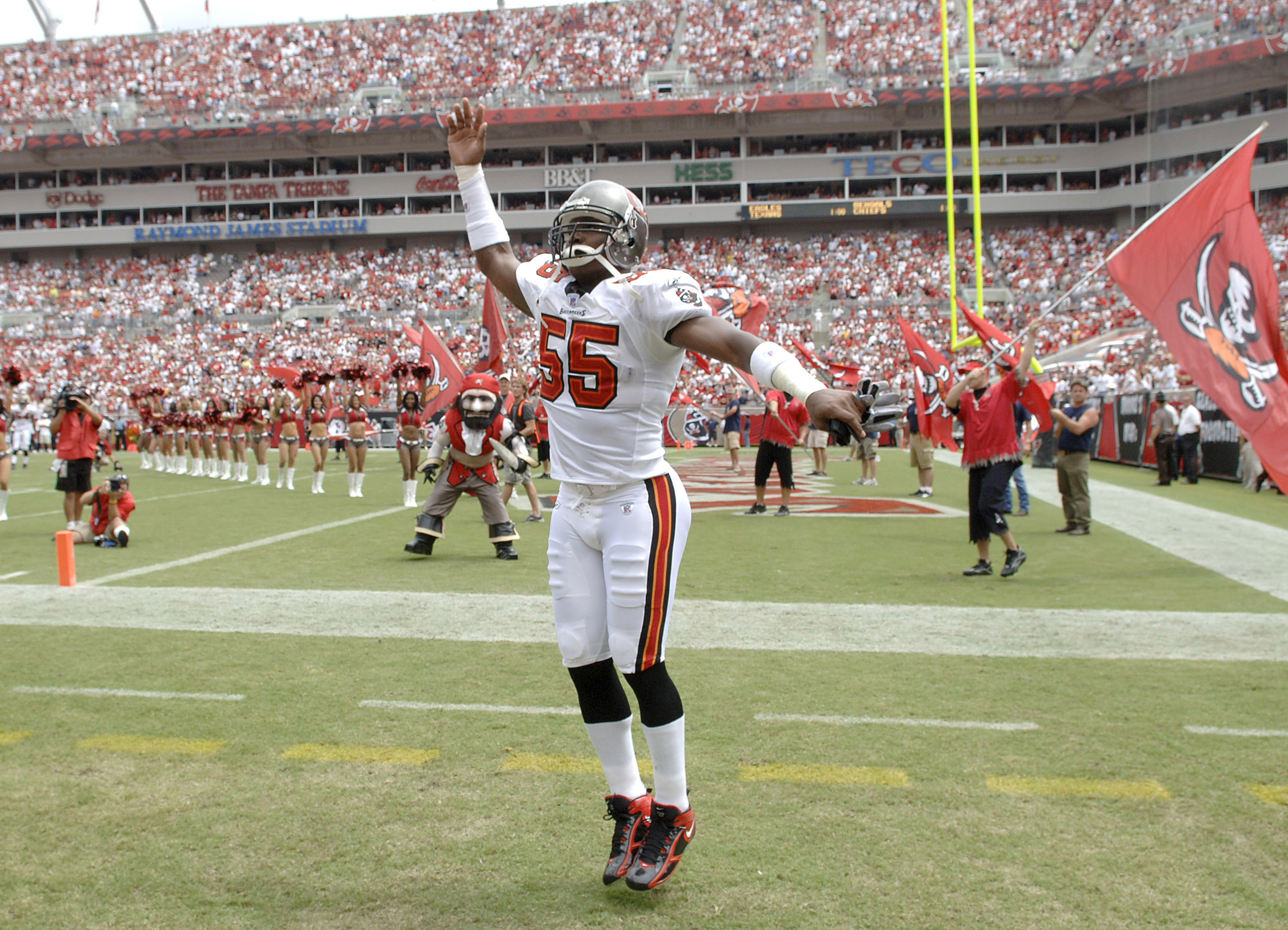 Circa 2000's: Derrick Brooks of the Tampa Bay Buccaneers during the  Pro-Bowl week in Honolulu, Hawaii. (Icon Sportswire via AP Images Stock  Photo - Alamy