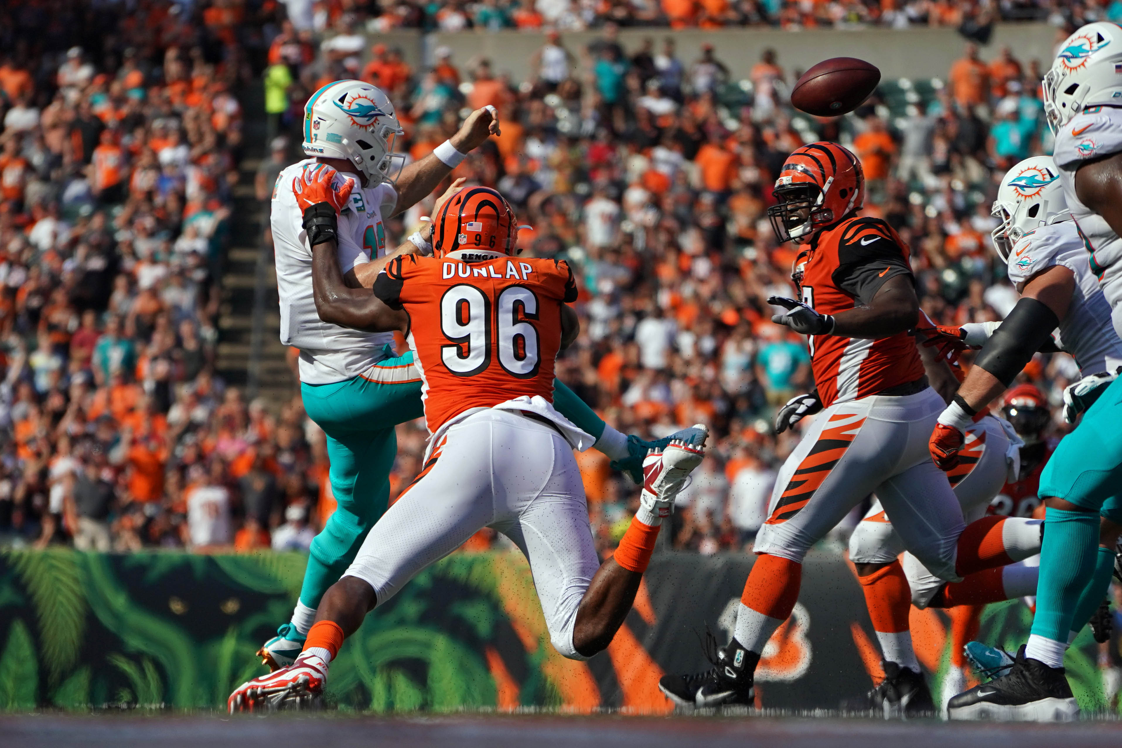 Grades from the Dolphins' 27-17 epic collapse vs. Bengals