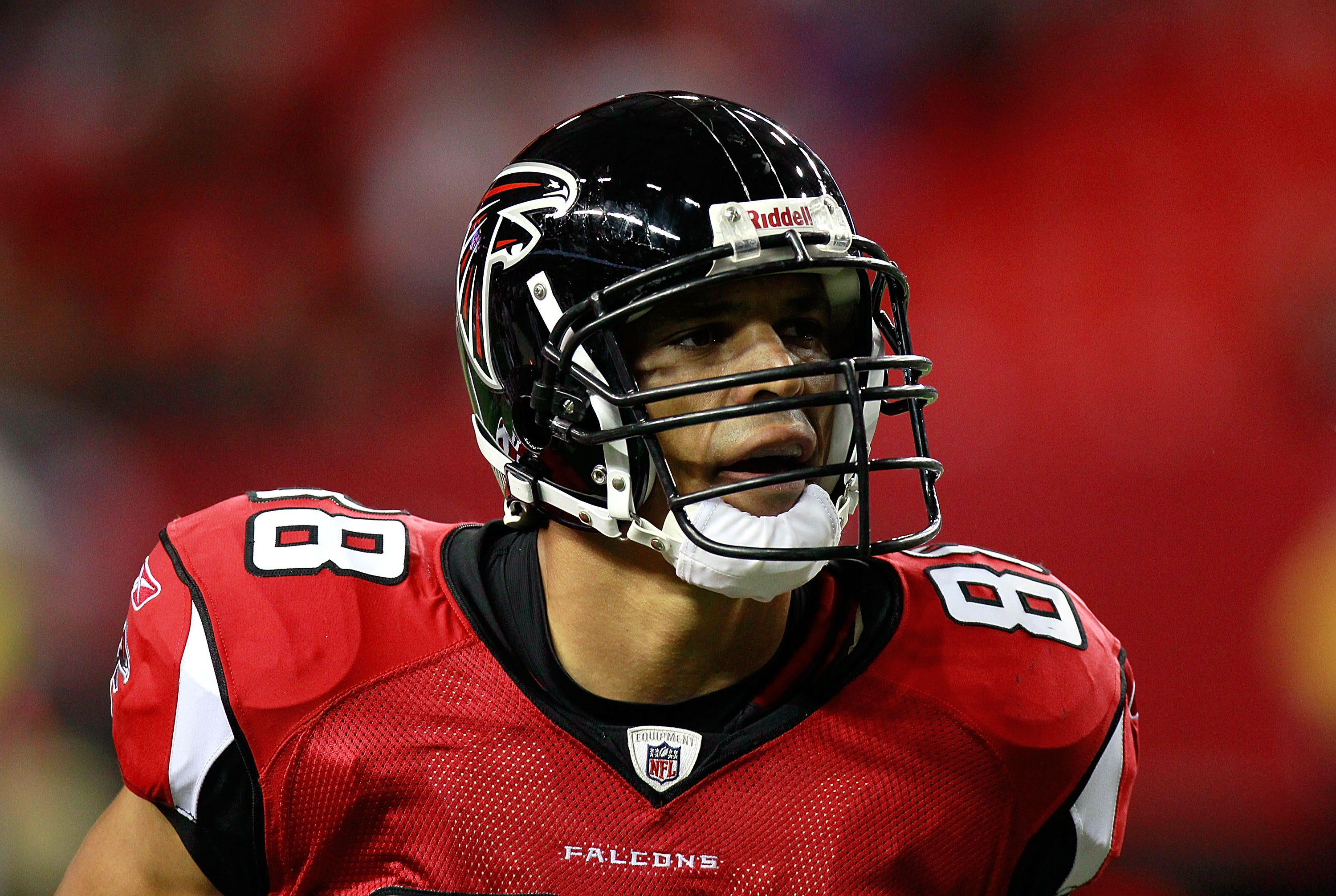 Falcons release TE Alge Crumpler 