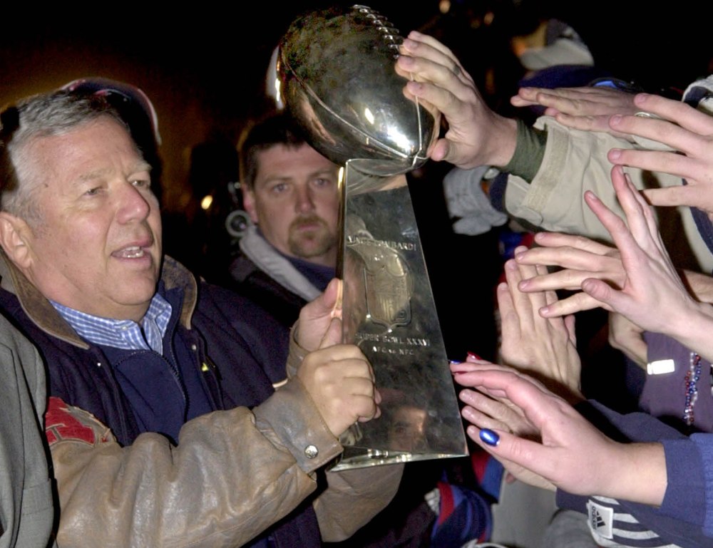 Super Bowl XXXVI - Patriots 20 SRams 17 - MVP Patriots QB Tom Brady