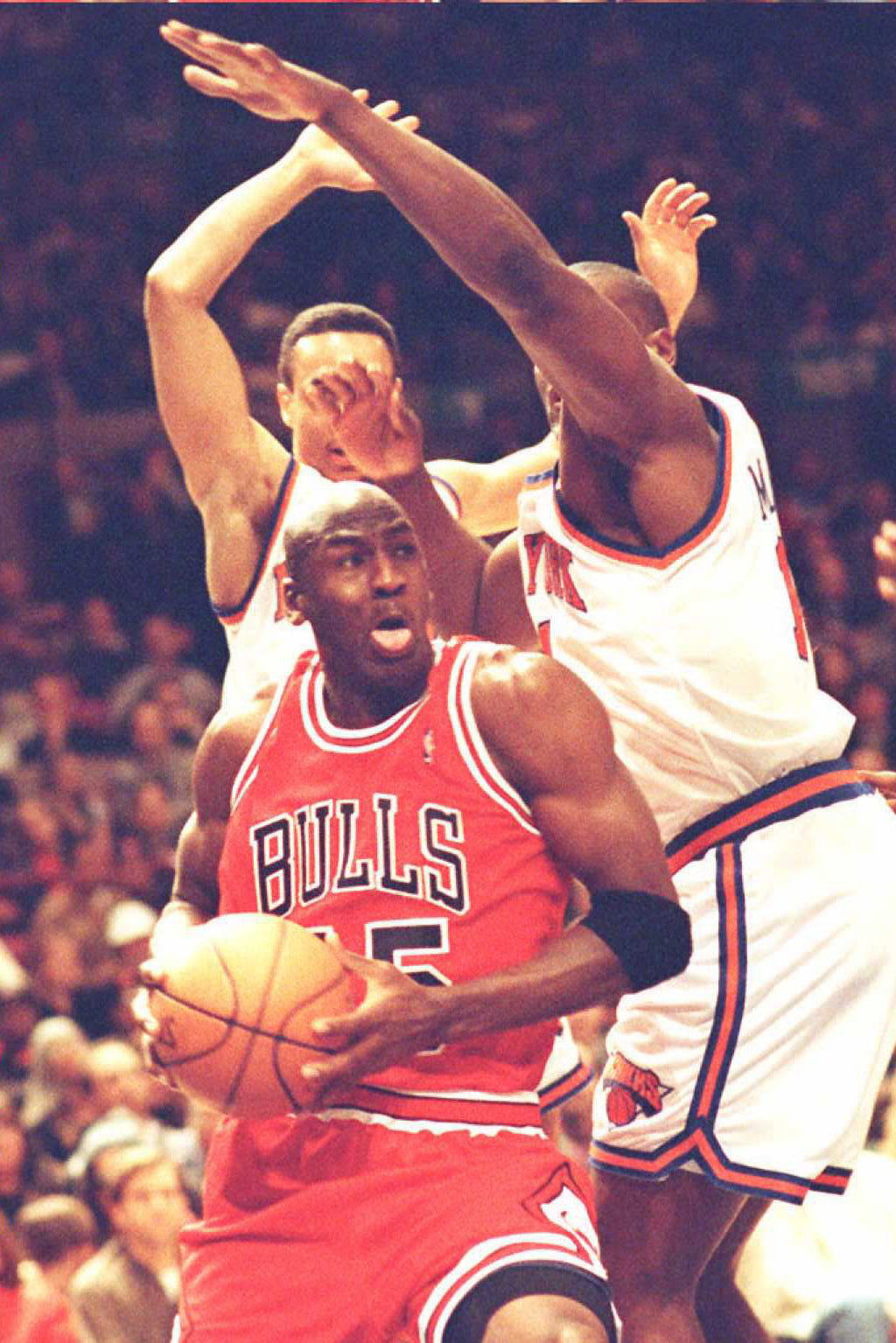 Jordan vs Knicks  Michael jordan basketball, Michael jordan