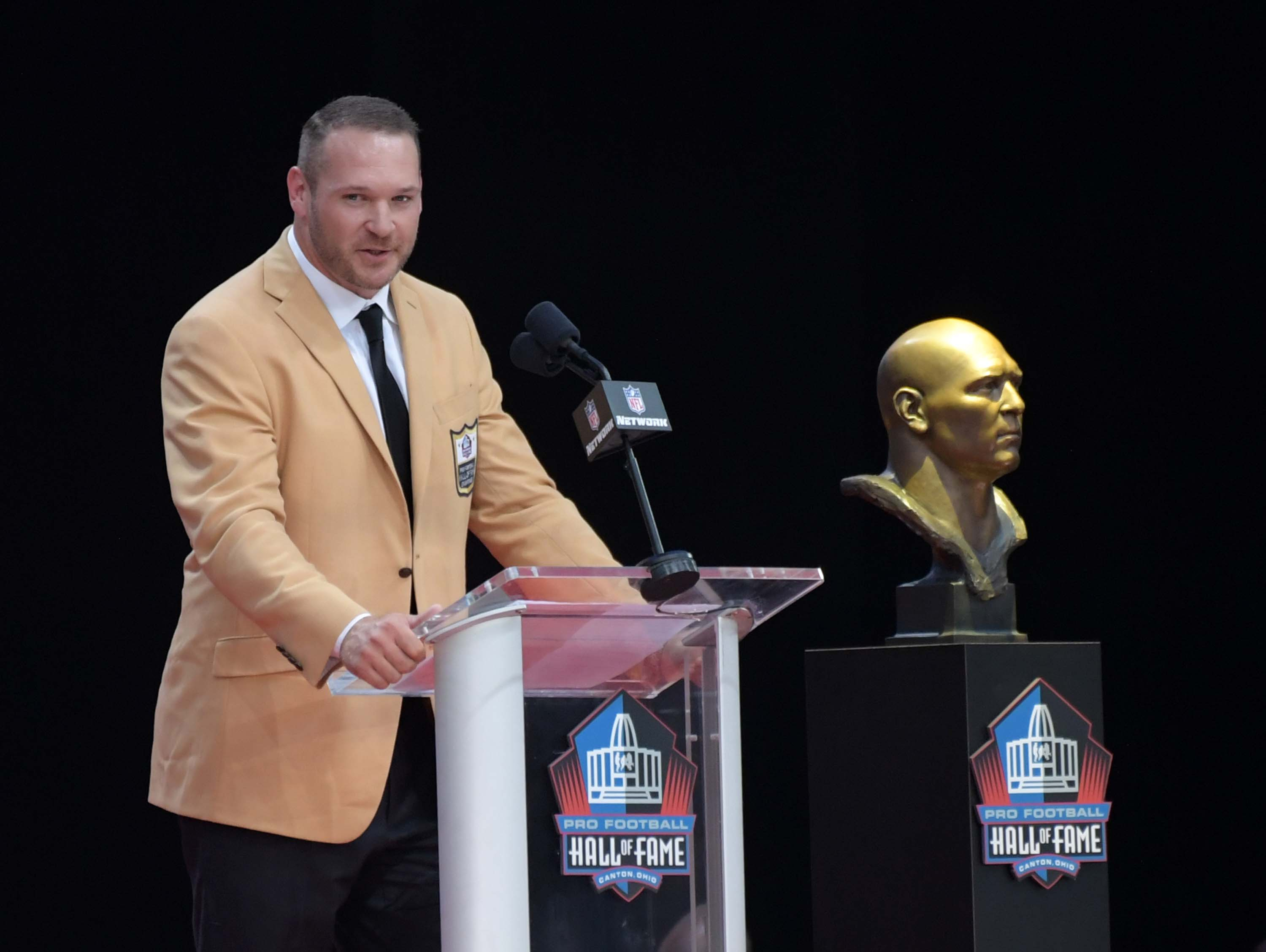 Bears honor Hall of Fame linebacker Brian Urlacher