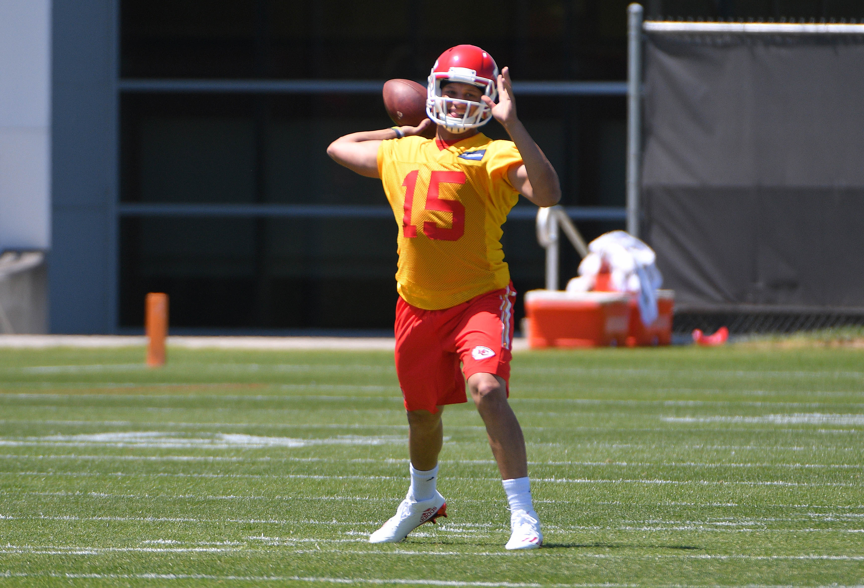 Alex Smith Taught Patrick Mahomes 'Invaluable' Lessons While Playing For  The Kansas City Chiefs