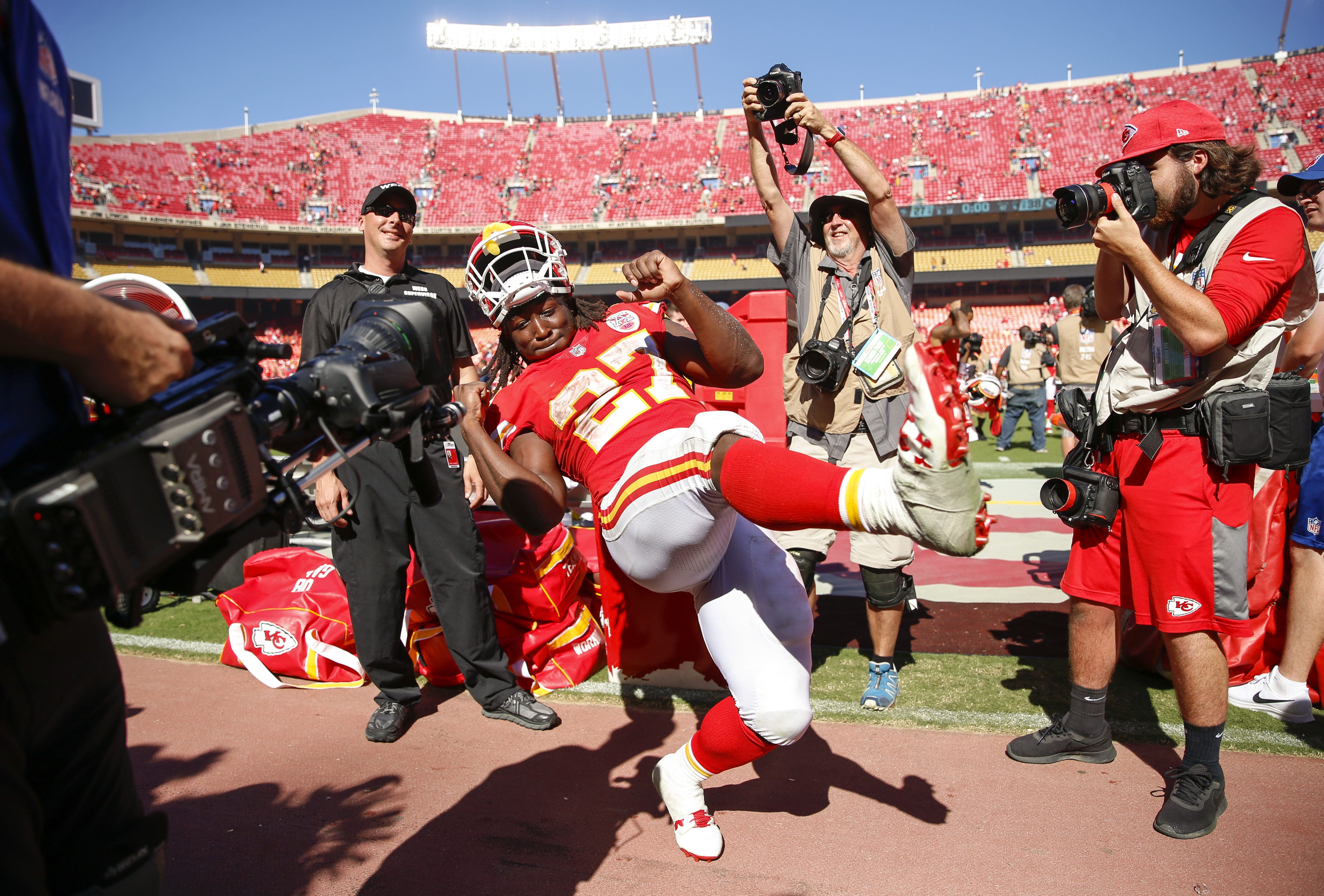 Kansas City Chiefs running back Kareem Hunt celebrates after scoring  Photo d'actualité - Getty Images