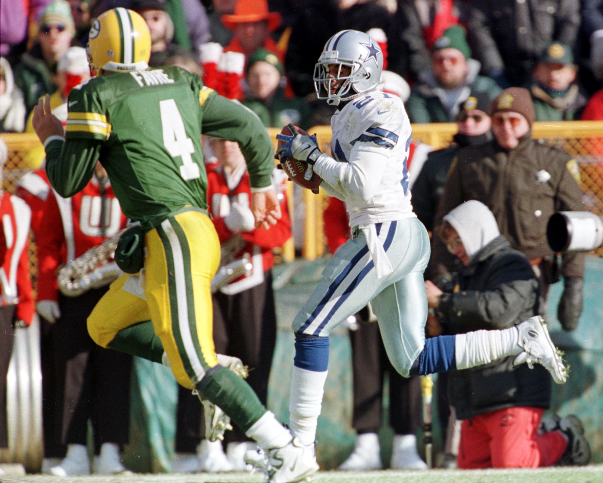 Cowboys Deion Sanders, left, has his helmet knocked off as he is tackled by  the Philadelphia Eagles Troy Vincent after Sanders caught a 39 yard pass  from Troy Aikman in second quarter