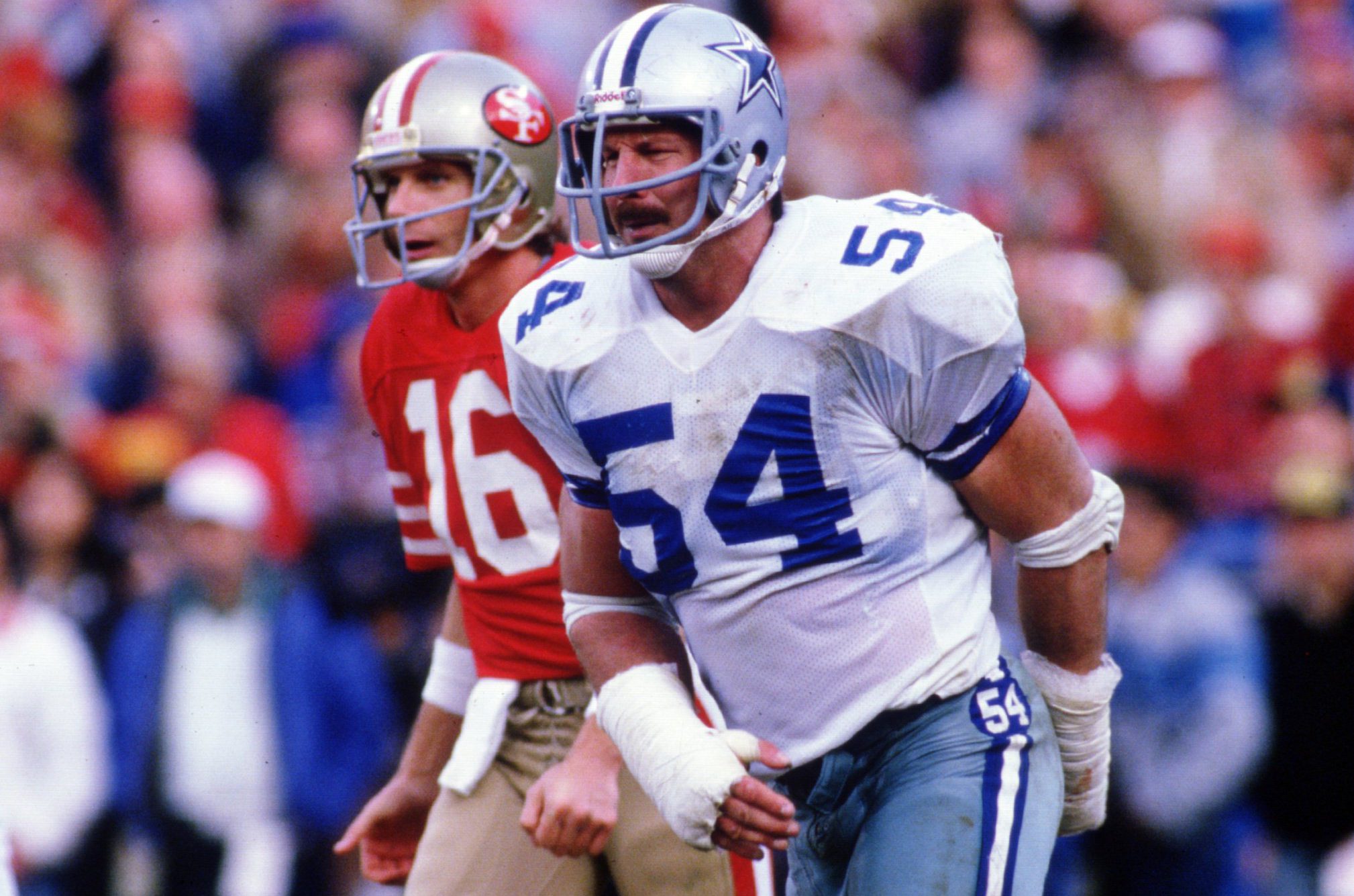 Cowboys quarterback Roger Staubach hands off to running Tony Dorsett  News Photo - Getty Images