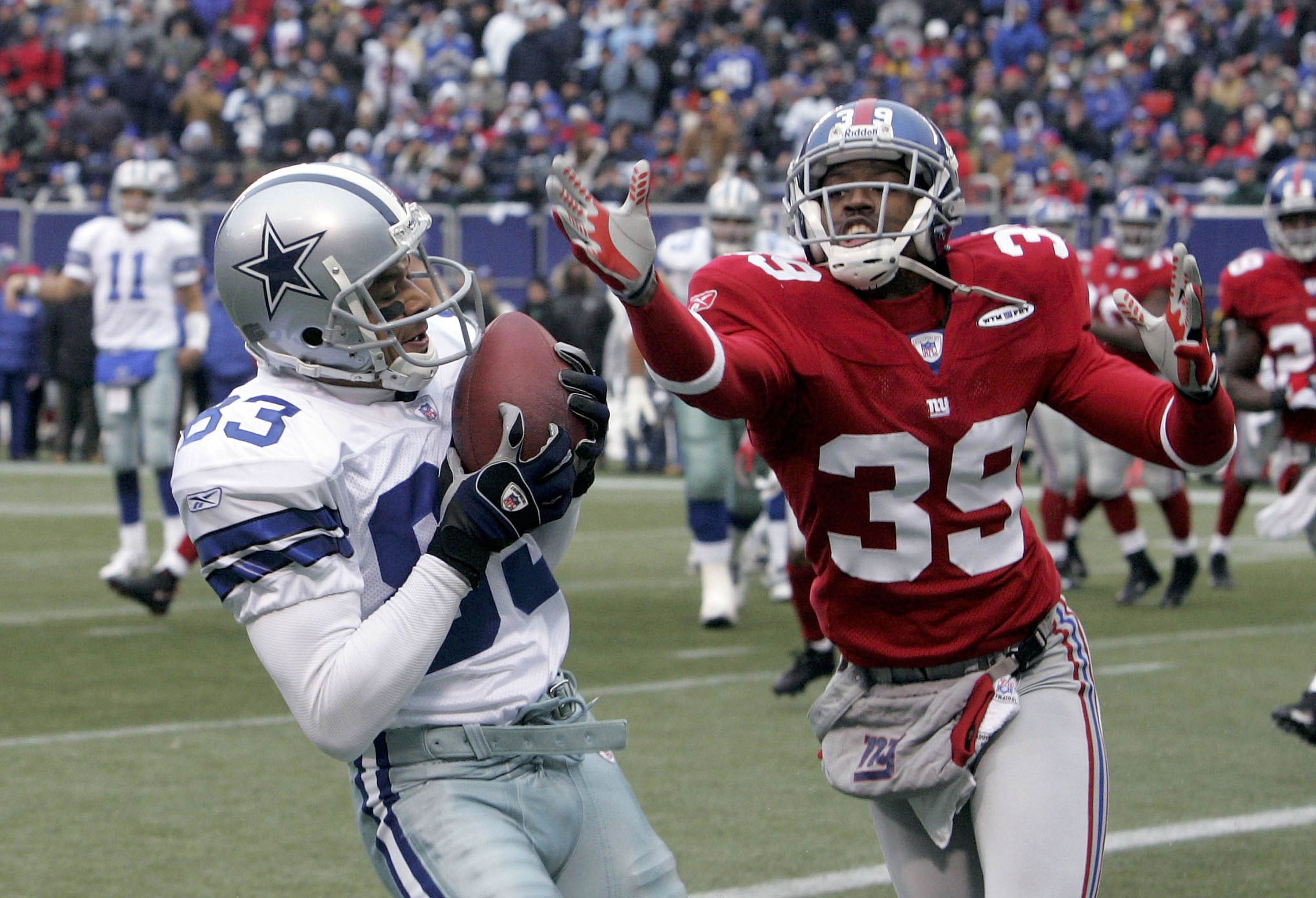 Wide receiver Terry Glenn, of the Dallas Cowboys, returns a pass