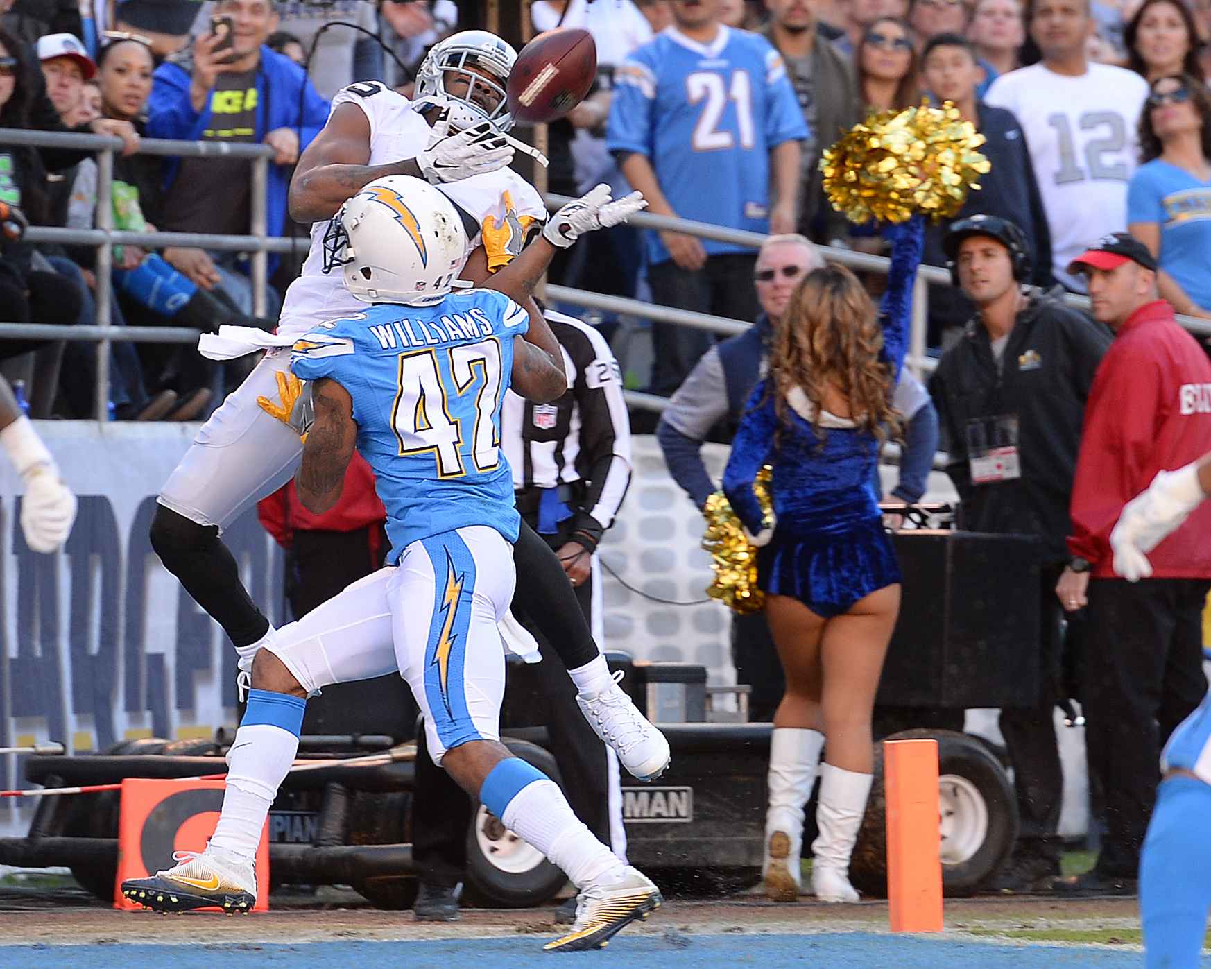 Best photos from Raiders 19-16 playoff-clinching victory over Chargers