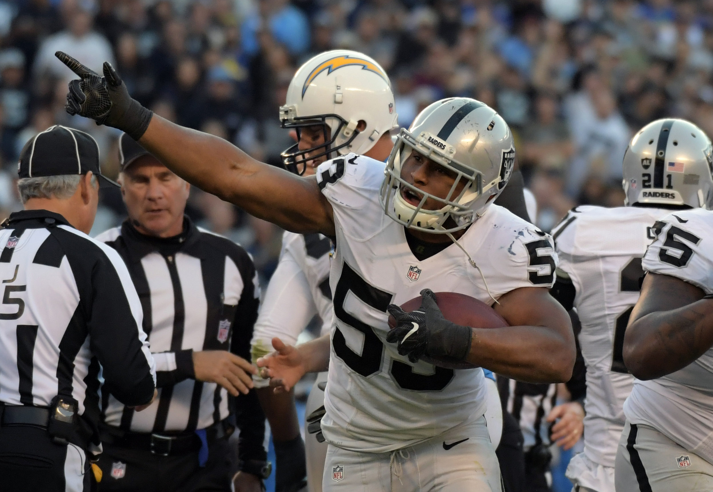 Best photos from Raiders 19-16 playoff-clinching victory over Chargers