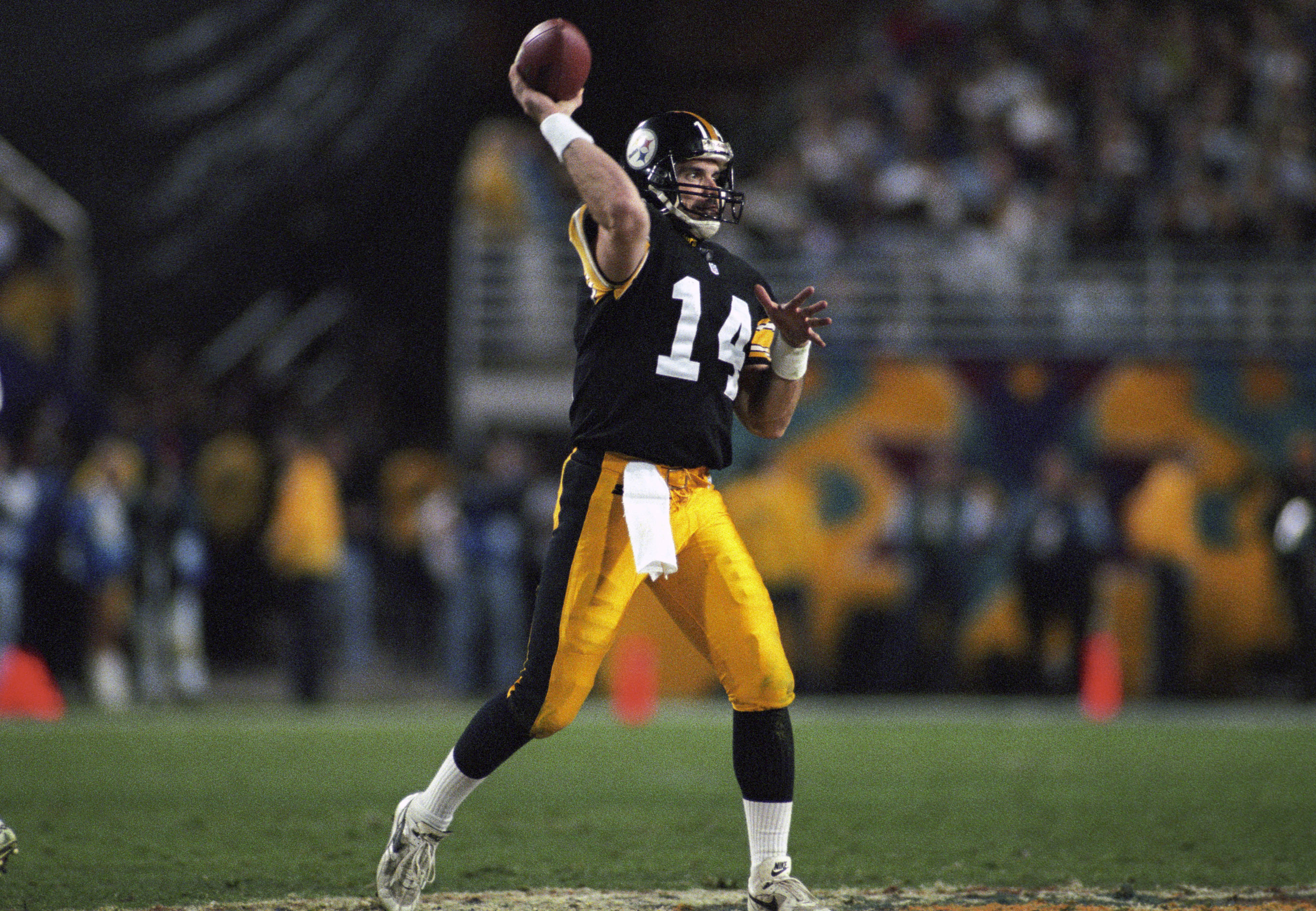 Bubby Brister of the Pittsburgh Steelers throws a pass during a