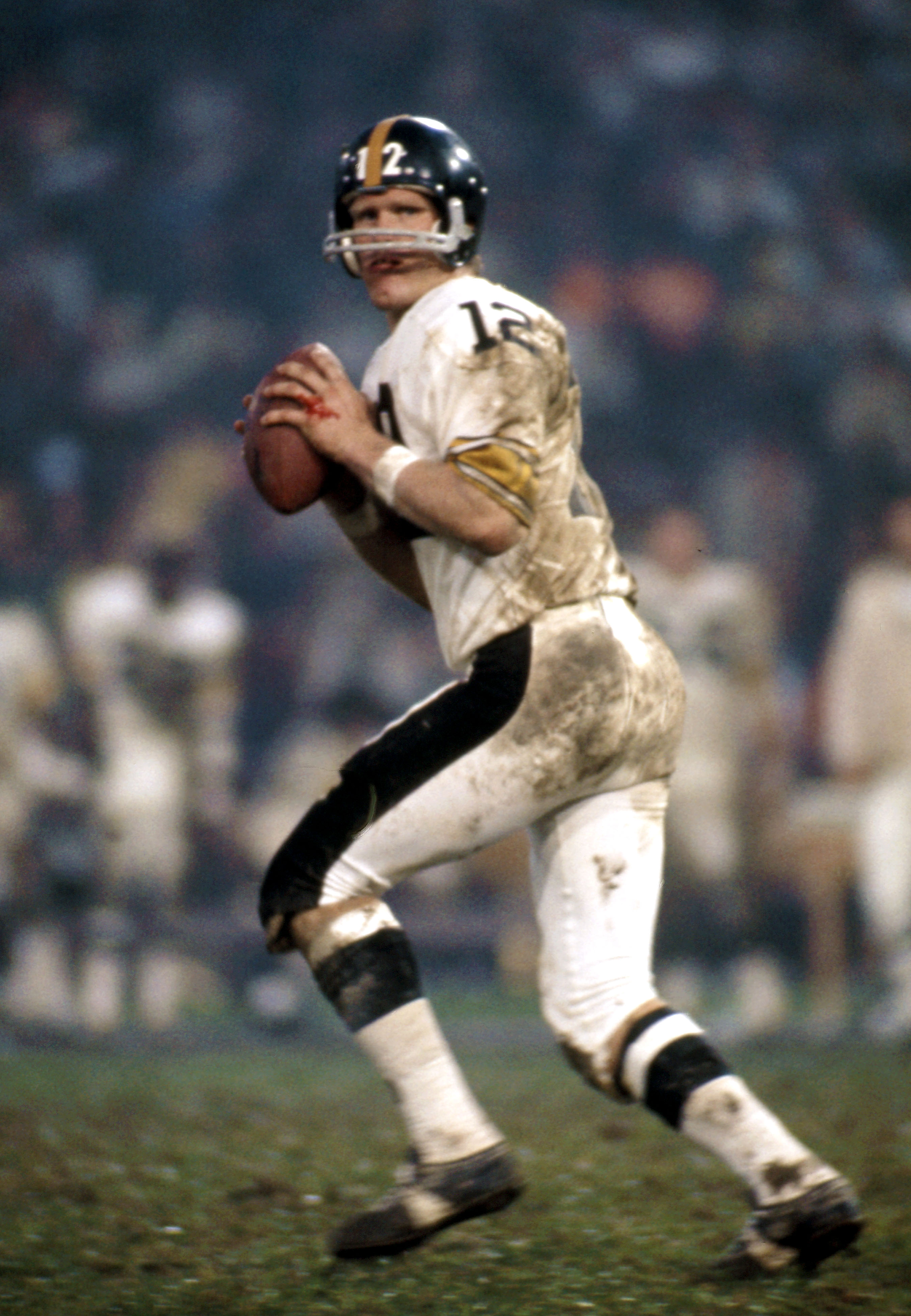 Bubby Brister of the Pittsburgh Steelers throws a pass during a