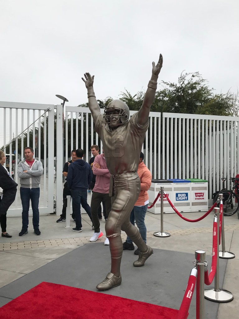 49ers Joe Montana salutes Dwight Clark at statue unveiling