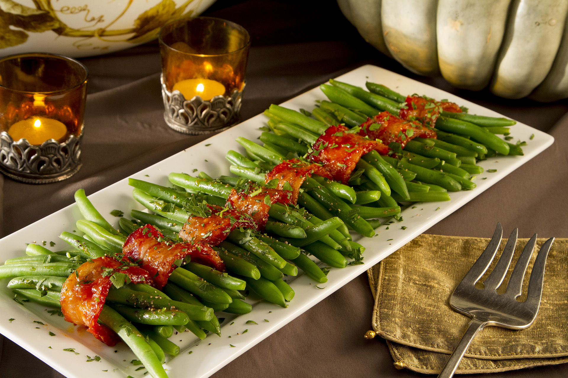 Add a little flair to your fresh green beans by wrapping them in a thick-cut bacon and pairing it with a zesty French dressing!