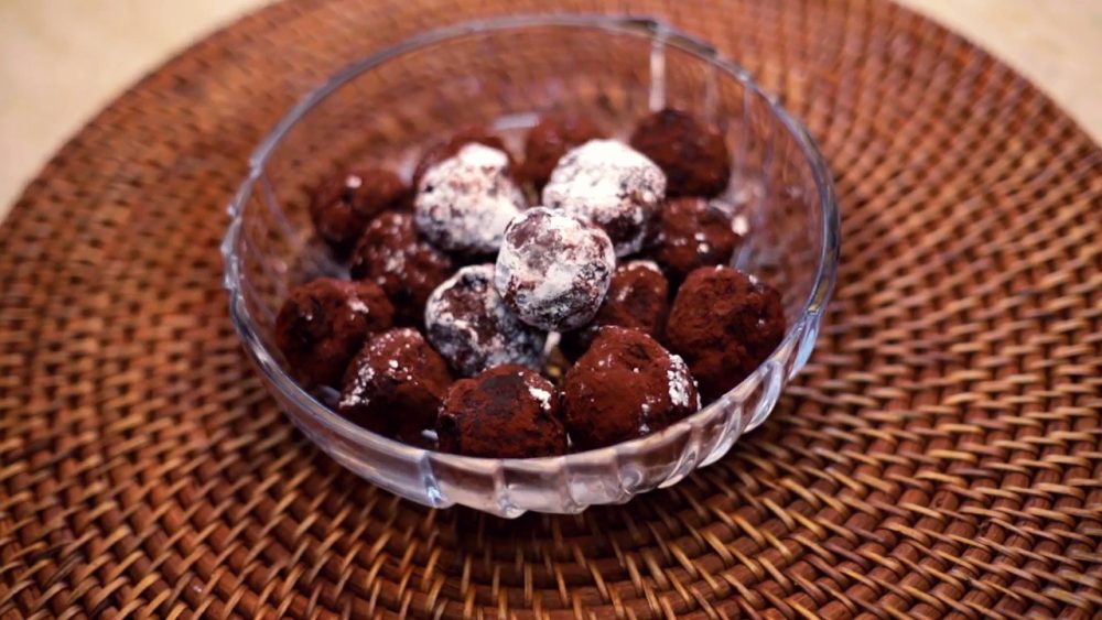 From Guest Contributor Food Guru, this deliciously messy recipe brings out the inner child, yet with its bite-sized portions, these homemade Chocolate Hazelnut Truffles have the sophisticated and indulgent taste made for an adult palate.