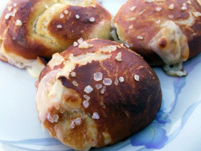 Bring some summertime fare into the kitchen with easy stuffed pretzels! Don’t stop at this recipe, chicken and cheese, you can also use sliced jalapeno peppers with Monterey Jack and cream cheese for a Jalapeno Popper Stuffed Pretzel!