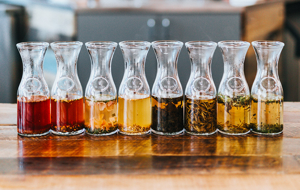 One of the reasons for this is the diversity of teas that can be used in kombucha production. The world of tea is incredibly diverse, including over 1,500 different varieties worldwide. Each of these teas has its own origin, preparation, bitterness, sweetness, acidity, flavor profile, and brewing time.