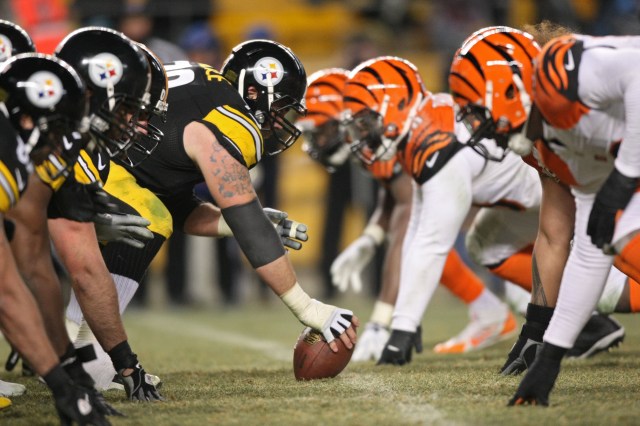 Pittsburgh Steelers center Cody Wallace (72) lines up against the Cincinnati Bengals defense. (Jason Bridge-USA TODAY Sports)
