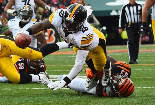Pittsburgh Steelers running back Le'Veon Bell (26) rushes for a touchdown against Cincinnati Bengals strong safety George Iloka. (Mike DiNovo-USA TODAY Sports)