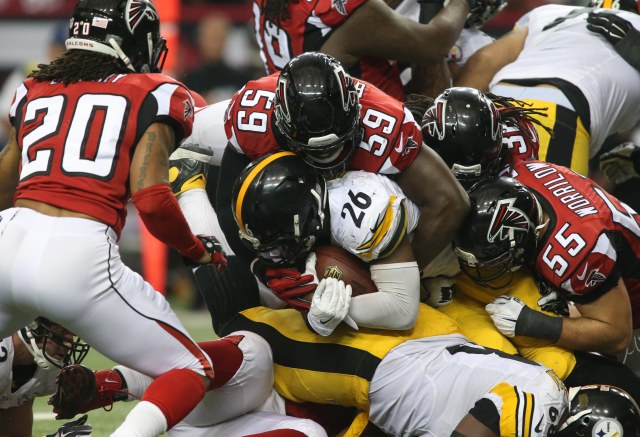 Steelers running back Le'Veon Bell (26) is tackled by Atlanta Falcons inside linebacker Joplo Bartu (59). (Jason Getz-USA TODAY Sports)