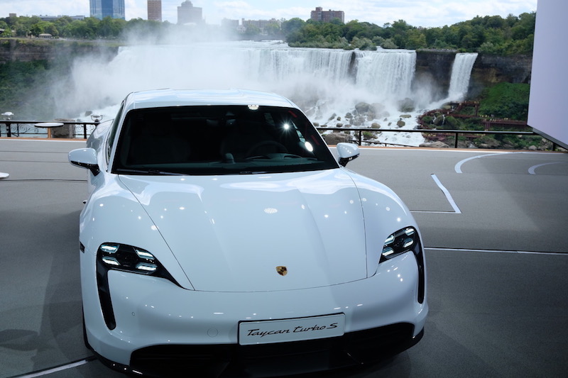 Porsche Mission E : 600 ch. 0 à 100 km/h en 3,5 s. Electrique.