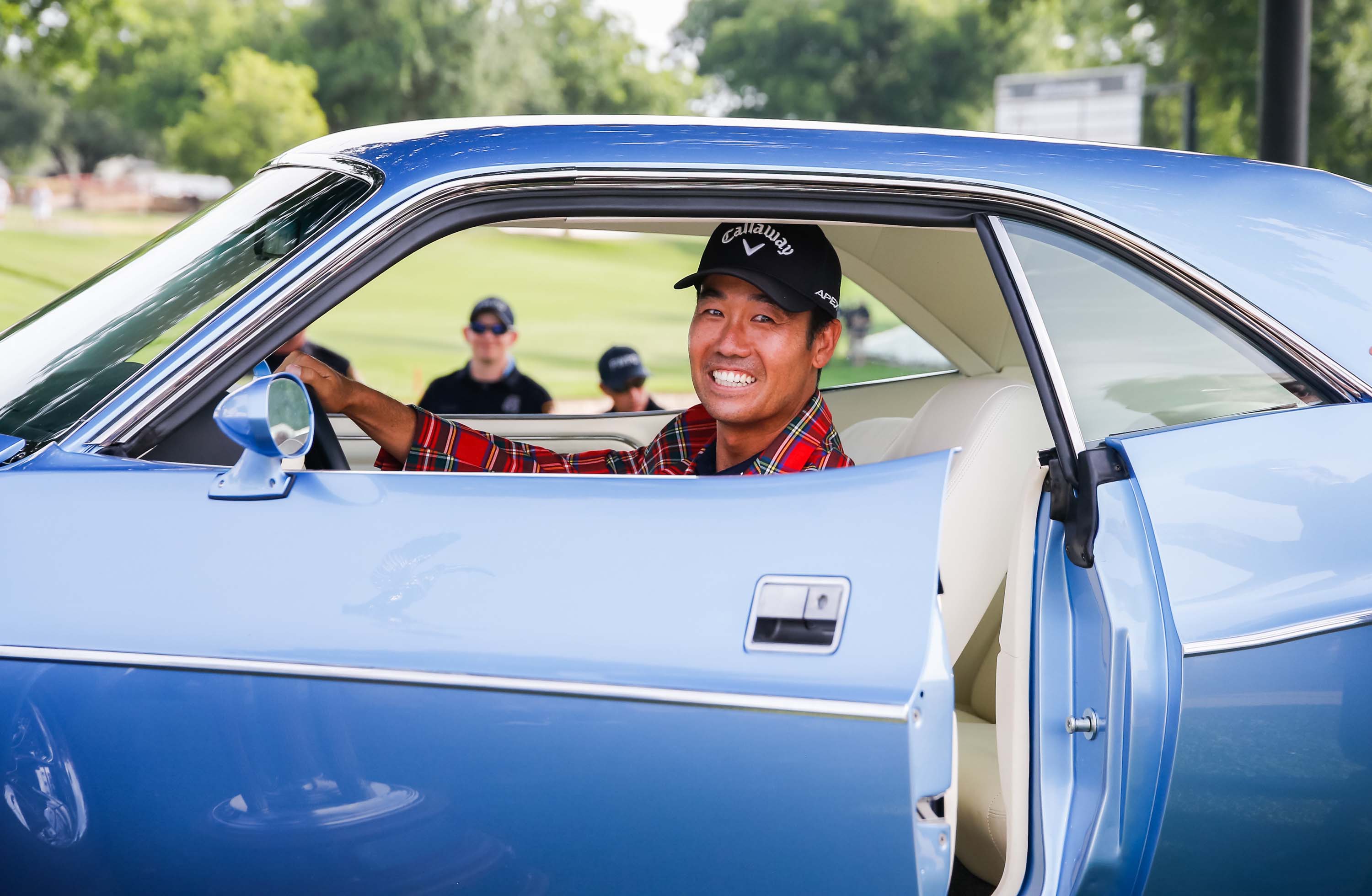 Kevin Na gets trophy, caddie Kenny Harms gets Dodge Challenger