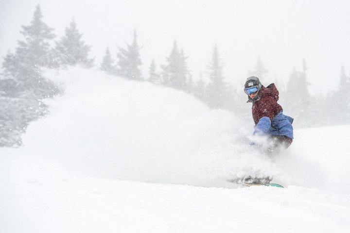 Inch An Hour Snow Totals Piling Up At Mount Snow, Vermont