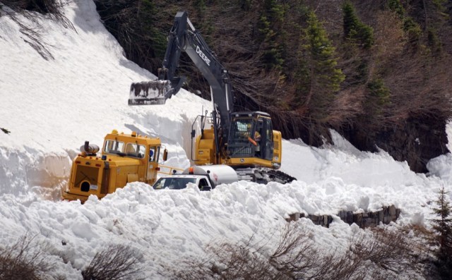 Plow Crews Begin Clearing Snow Drift On Glacier National Park Road ...