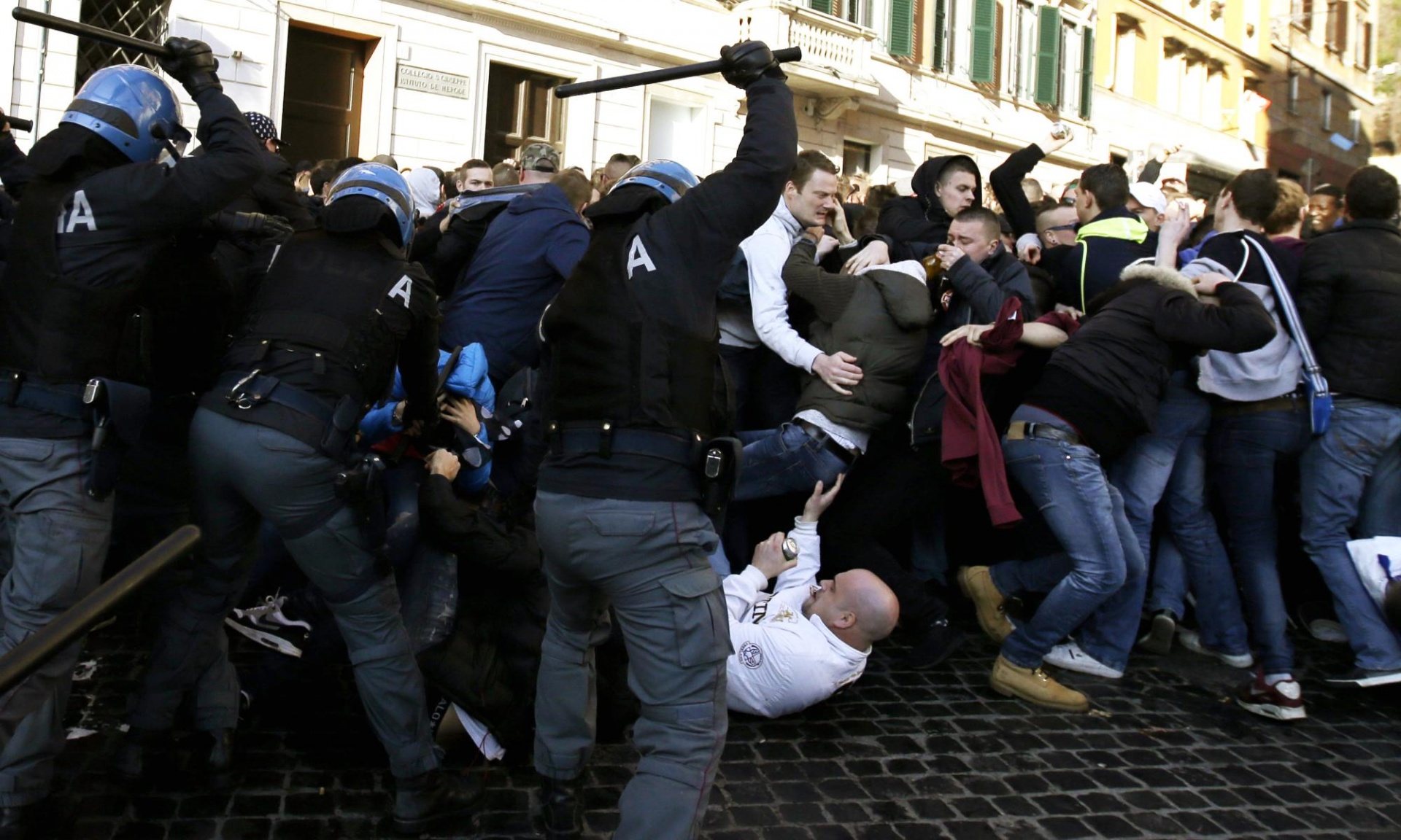 Feyenoord-fans-rome-police-AP
