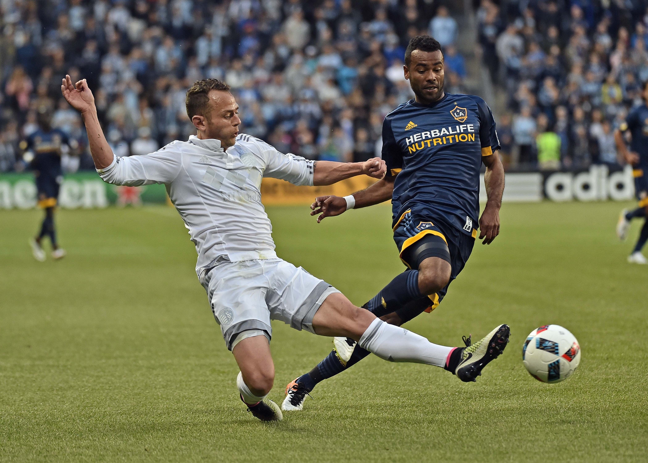 Brad Davis Ashley Cole MLS 05012016