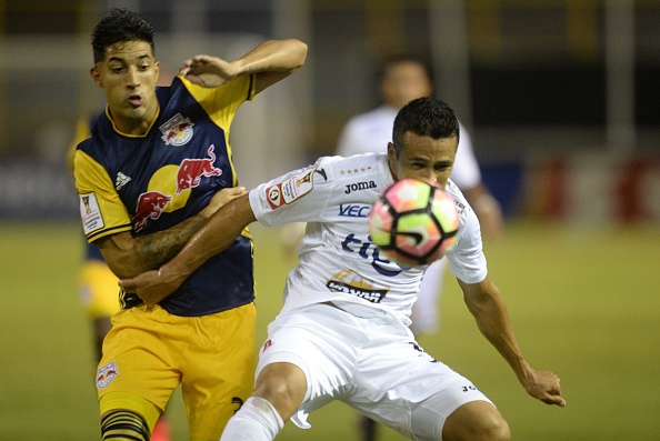 Elmer Abarca (R) of Salvadorean team Alianza F.C. fights for the ball with Gonzalo Veron (L) of New York Red Bulls during a CONCACAF Champions League football match at the Cuscatlan Stadium in San Salvador on August 16, 2016. / AFP / MARVIN RECINOS (Photo credit should read MARVIN RECINOS/AFP/Getty Images)