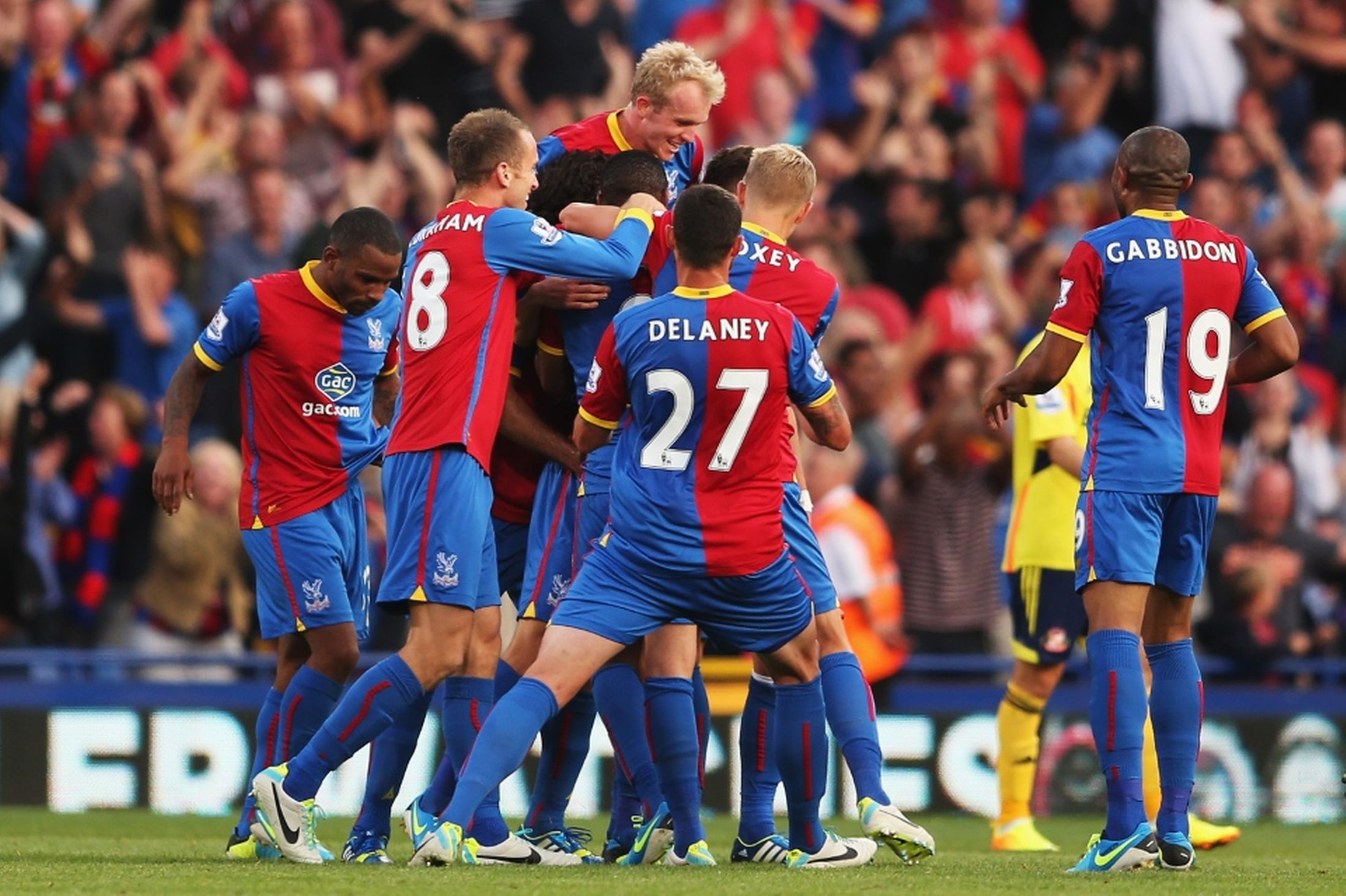 Hamza Choudhury, Henrikh Mkhitaryan :: Fotos 